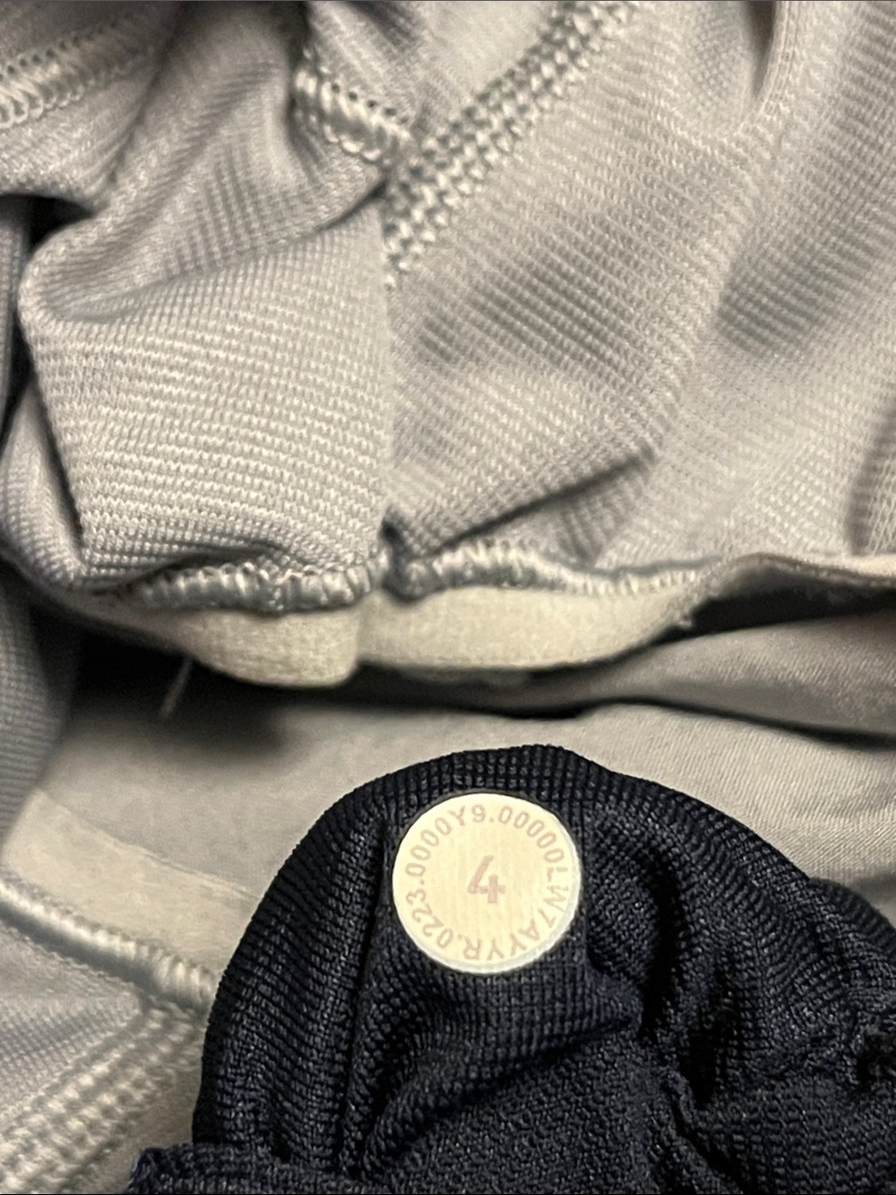 Lululemon Women’s Tempo Running Shorts - Light Gray & Navy, size 4, pair - Picture 5 of 13